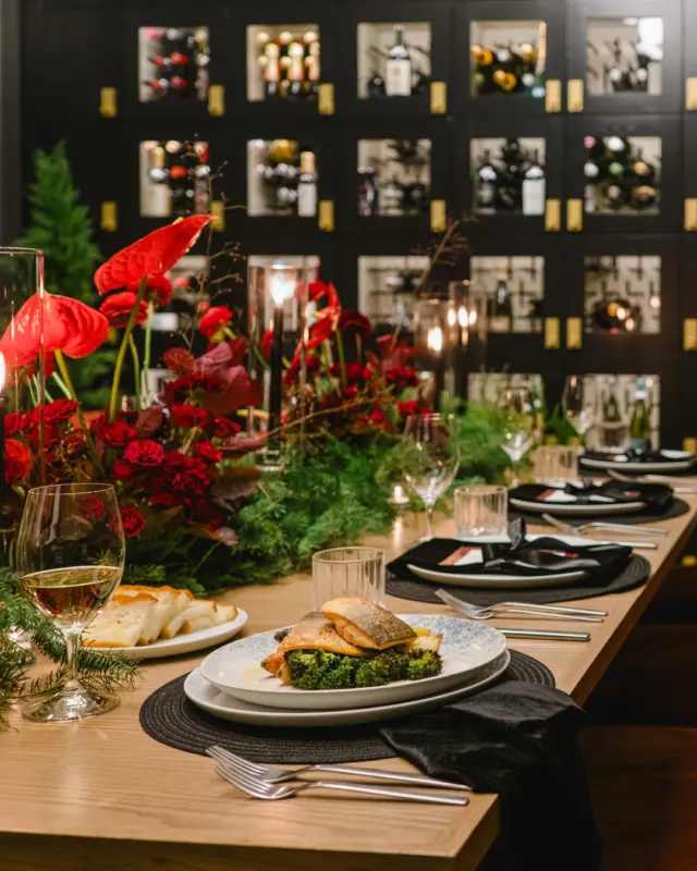 A place to plan, to meet, to mingle... especially during the holidays. ✨ From festive dinners to unforgettable celebrations, HEIST is Kingston’s destination for holiday + private events. 

Inquire today to book your private event.