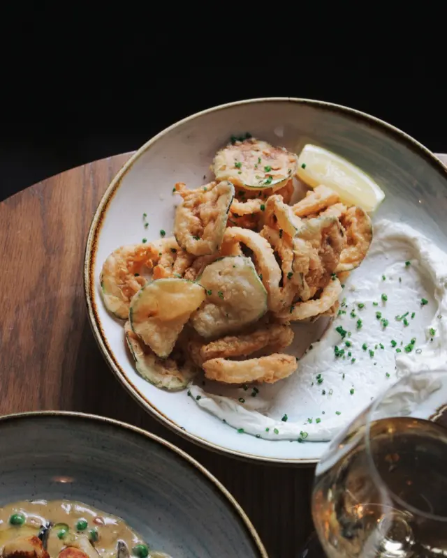 Comfort meets refinement.

Calamari Fritti is crispy, satisfying, and exactly what you table needs.

Reserve your table and see why it’s a HEIST favourite.